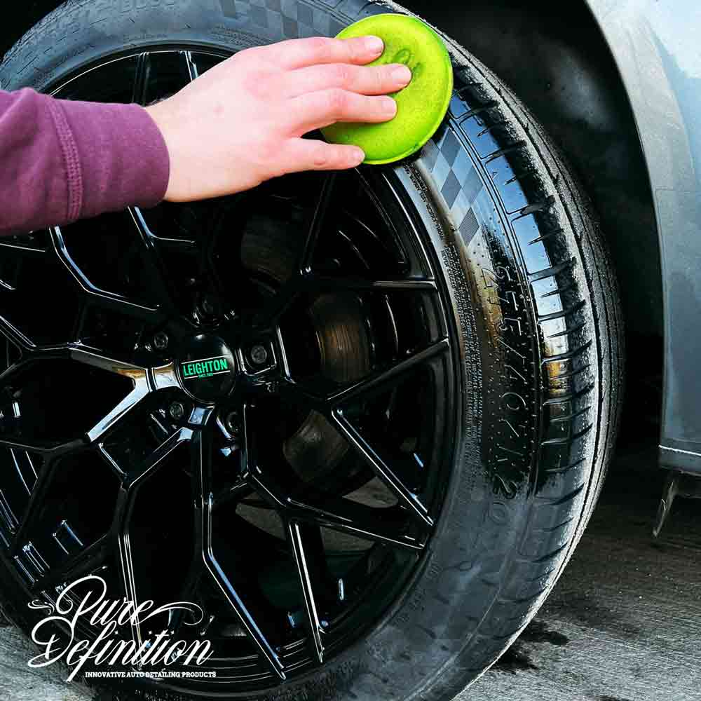 applying high gloss tyre gel with green applicator pad
