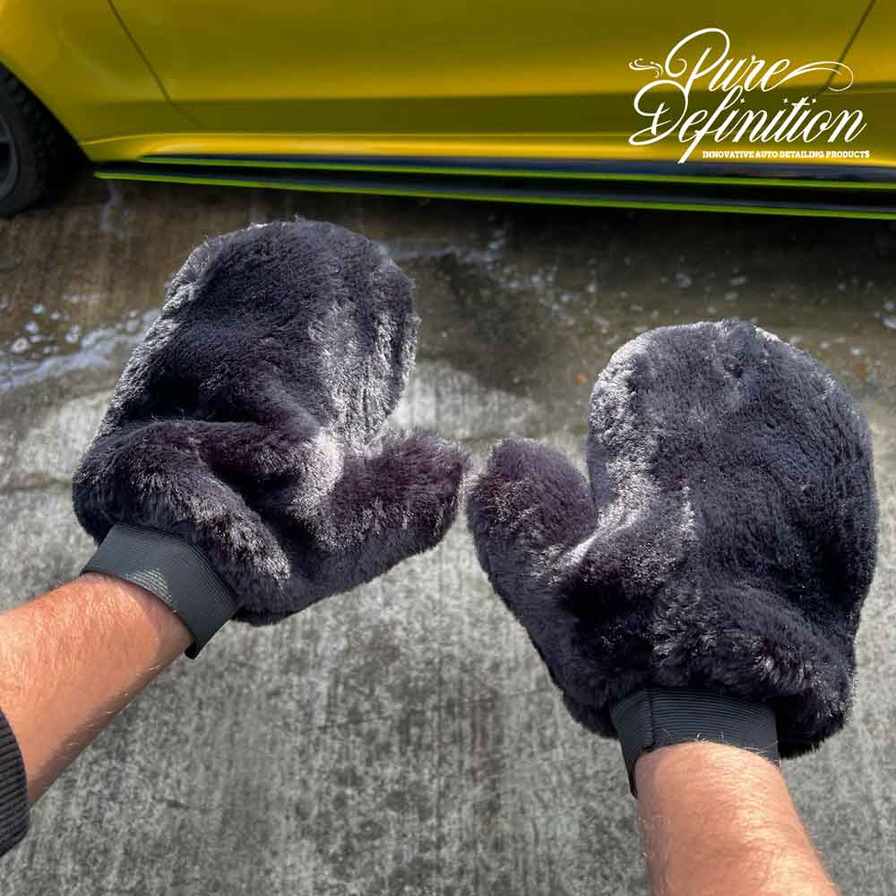 synth wash mitt demonstrating ambidextrous fitment on left and right hand
